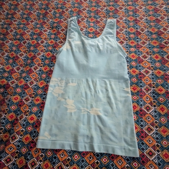 Athleta Light Blue Patterned Workout Top - Picture 3 of 4